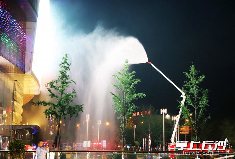 6月8日晚，長沙高新區(qū)大型商業(yè)綜合體夜間實(shí)戰(zhàn)化演練在步步高·梅溪新天地購物中心舉行,。均為長沙晚報(bào)通訊員 鄭紅桂 供圖