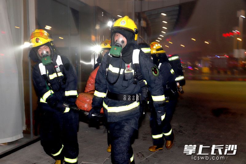 消防指戰(zhàn)員從“火場”中將“被困人員”成功救出,。