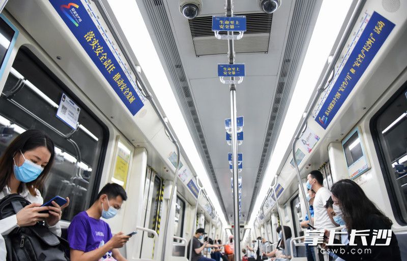 6月10日,，長沙市安全文化宣傳地鐵專列發(fā)車，市民乘地鐵感受安全文化,。均為長沙晚報全媒體記者 易億 劉琦 攝影報道