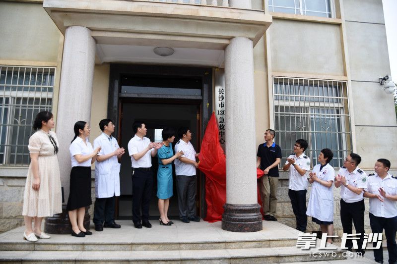 11日上午，長沙市120急救中心大王山航空救援基地急救點,、長沙市第四醫(yī)院急診急救中心大王山急救點在長沙市航空應急救援基地正式掛牌,。均為長沙晚報全媒體記者 劉琦 攝