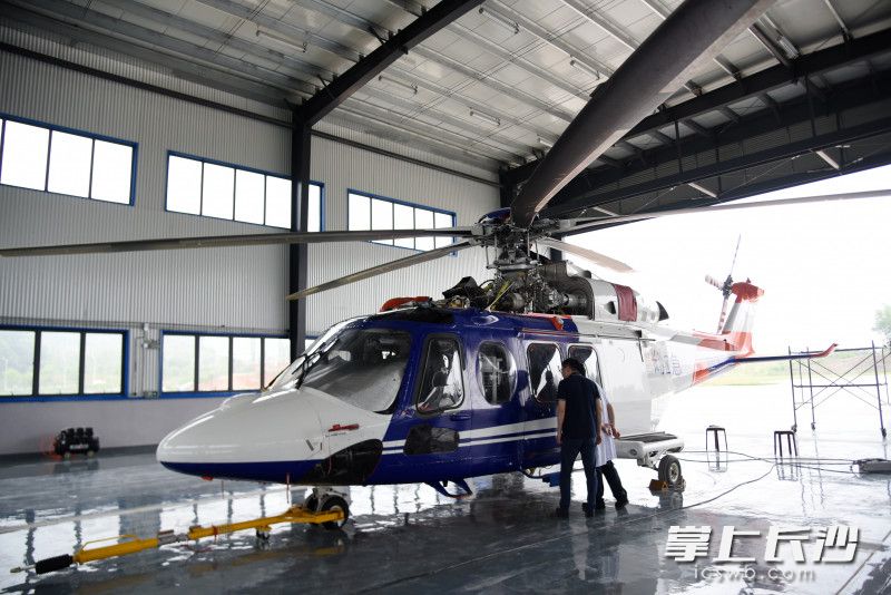 長沙市航空應急救援基地內,，直升機進行涂裝。