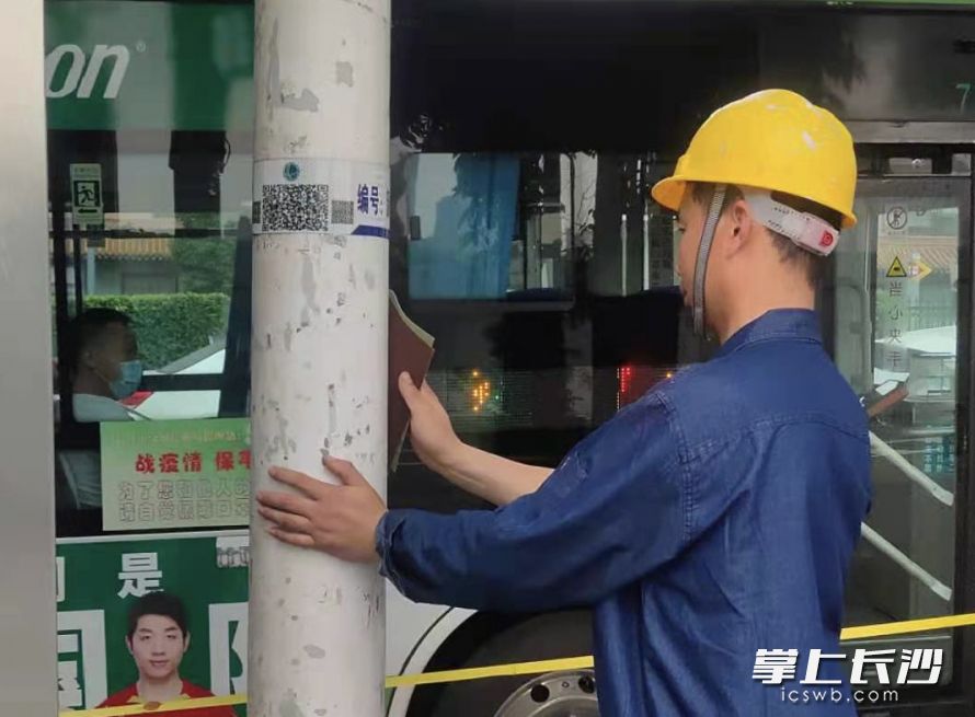 施工人員將待涂刷的路燈桿表面打磨干凈,。