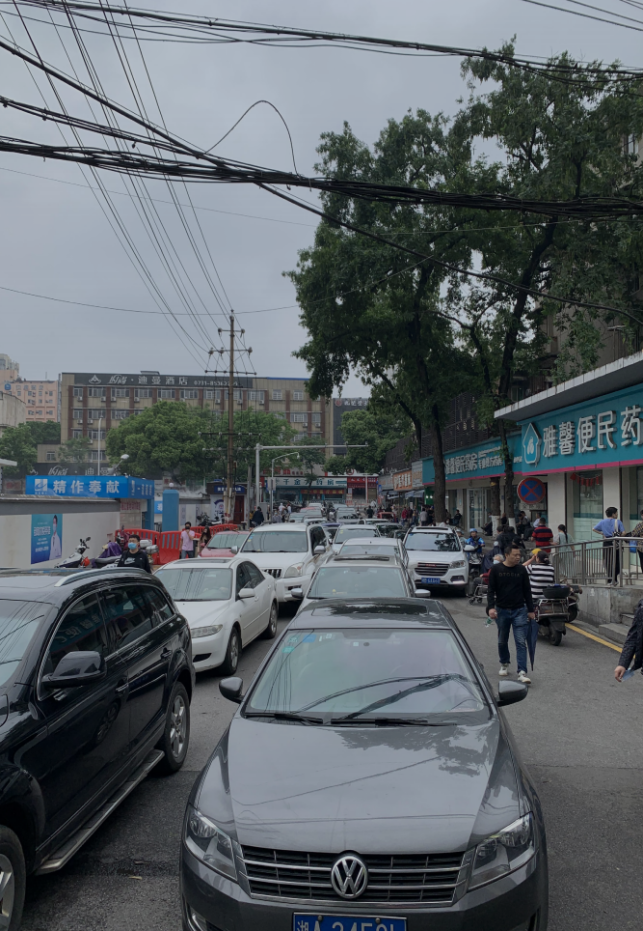 早晨7時30分,，排隊等候的車輛已排成長龍。