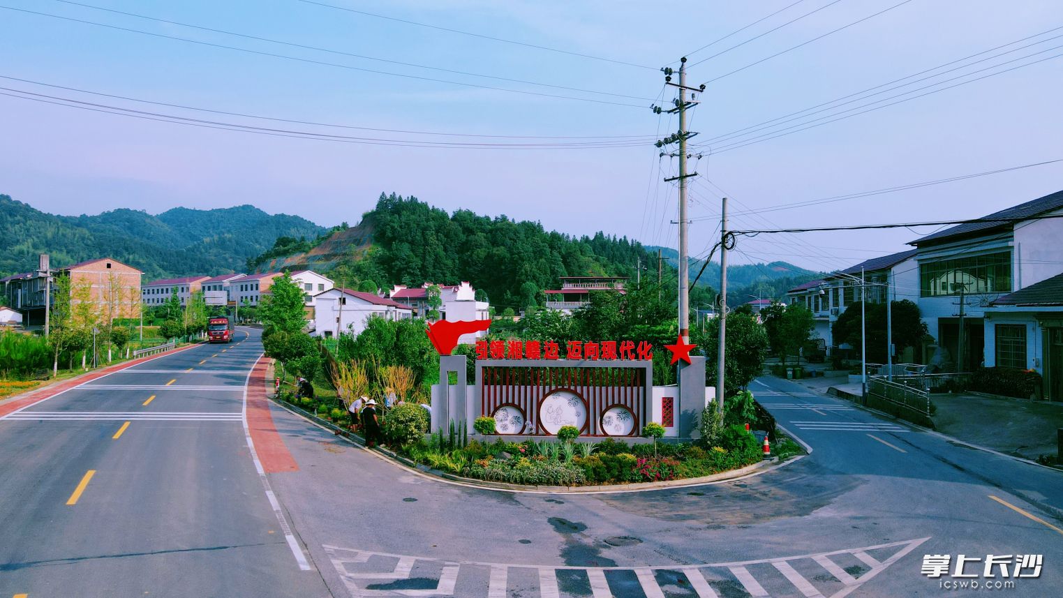 荷文公路全面提質(zhì)改造后，增加了不少路邊“小花園”,。長沙晚報(bào)通訊員 黎超 攝