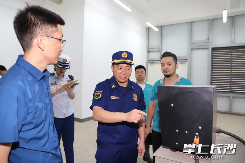 高新區(qū)消防救援大隊負責(zé)人指出物流企業(yè)存在的消防安全隱患,。