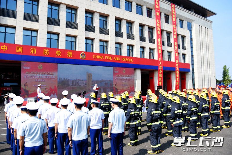 6月25日上午,，全市10個(gè)消防救援站投入執(zhí)勤啟動(dòng)儀式舉行,。長(zhǎng)沙晚報(bào)全媒體記者 劉琦 攝