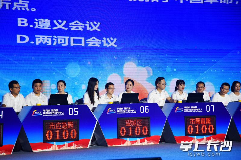 活動現(xiàn)場，參賽選手們踴躍作答,。