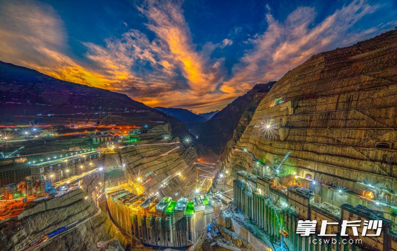 白鶴灘水電站工程建設(shè)夜景,。 長沙晚報(bào)通訊員 潘峰 供圖