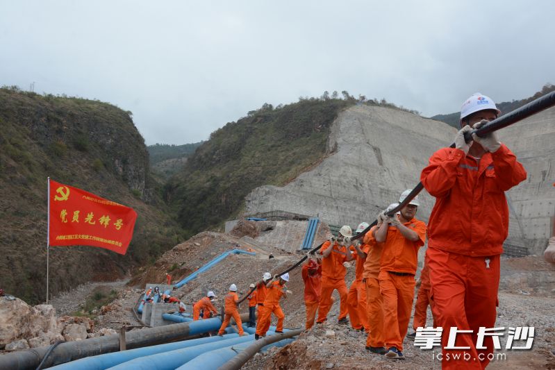 水電八局人員在白鶴灘施工現(xiàn)場,。水電八局供圖