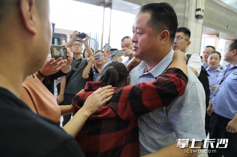 吉首市公安局民警幫助市民李愛(ài)良與失散40年的母親陳珍妹團(tuán)圓,。