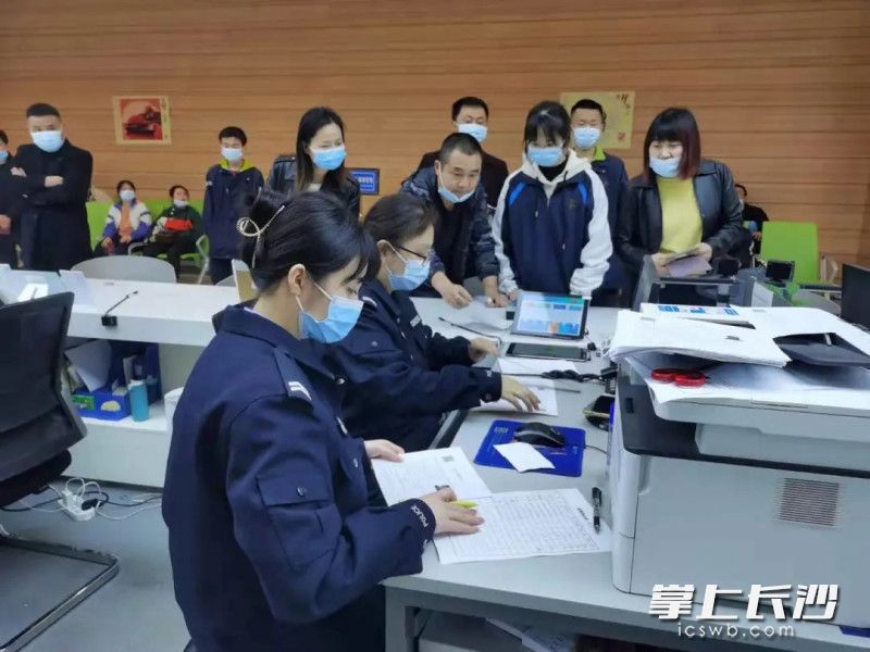 常德市政務(wù)服務(wù)中心民警輔警利用周末時(shí)間為遺失身份證的考生加急辦理身份證。