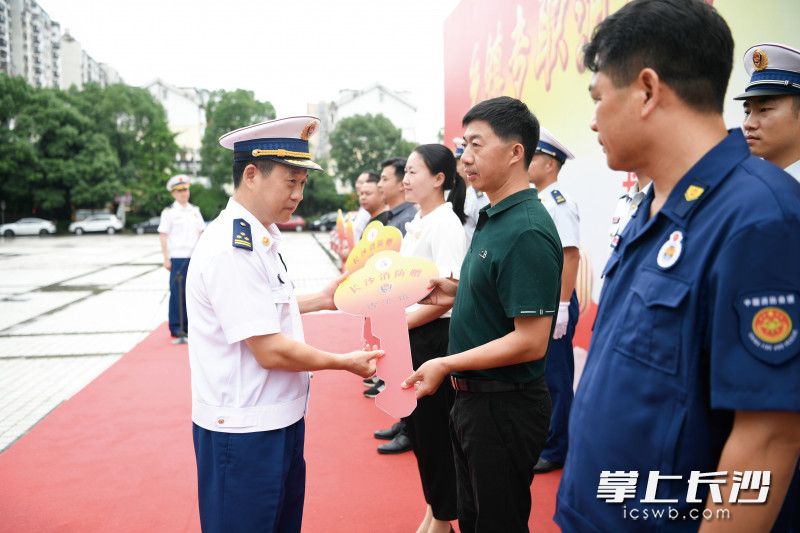 市消防救援支隊(duì)支隊(duì)長(zhǎng)溫國(guó)坤向接受贈(zèng)與的鄉(xiāng)鎮(zhèn)負(fù)責(zé)人代表發(fā)放車(chē)輛鑰匙,。均為長(zhǎng)沙晚報(bào)通訊員 唐雄杰 攝