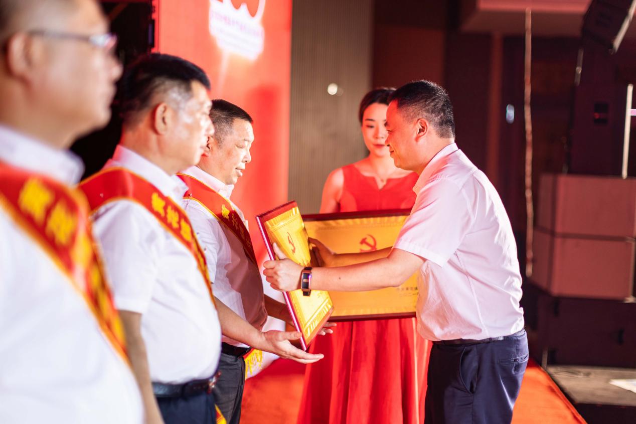 在大會現場,，黃花鎮(zhèn)先進基層黨組織,、優(yōu)秀黨務工作者、優(yōu)秀共產黨員得到表彰,。均為長沙晚報通訊員 蔣凌 攝