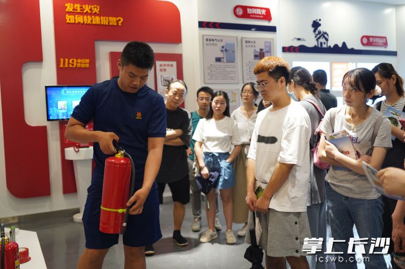 市民學(xué)習(xí)滅火器使用方法,。