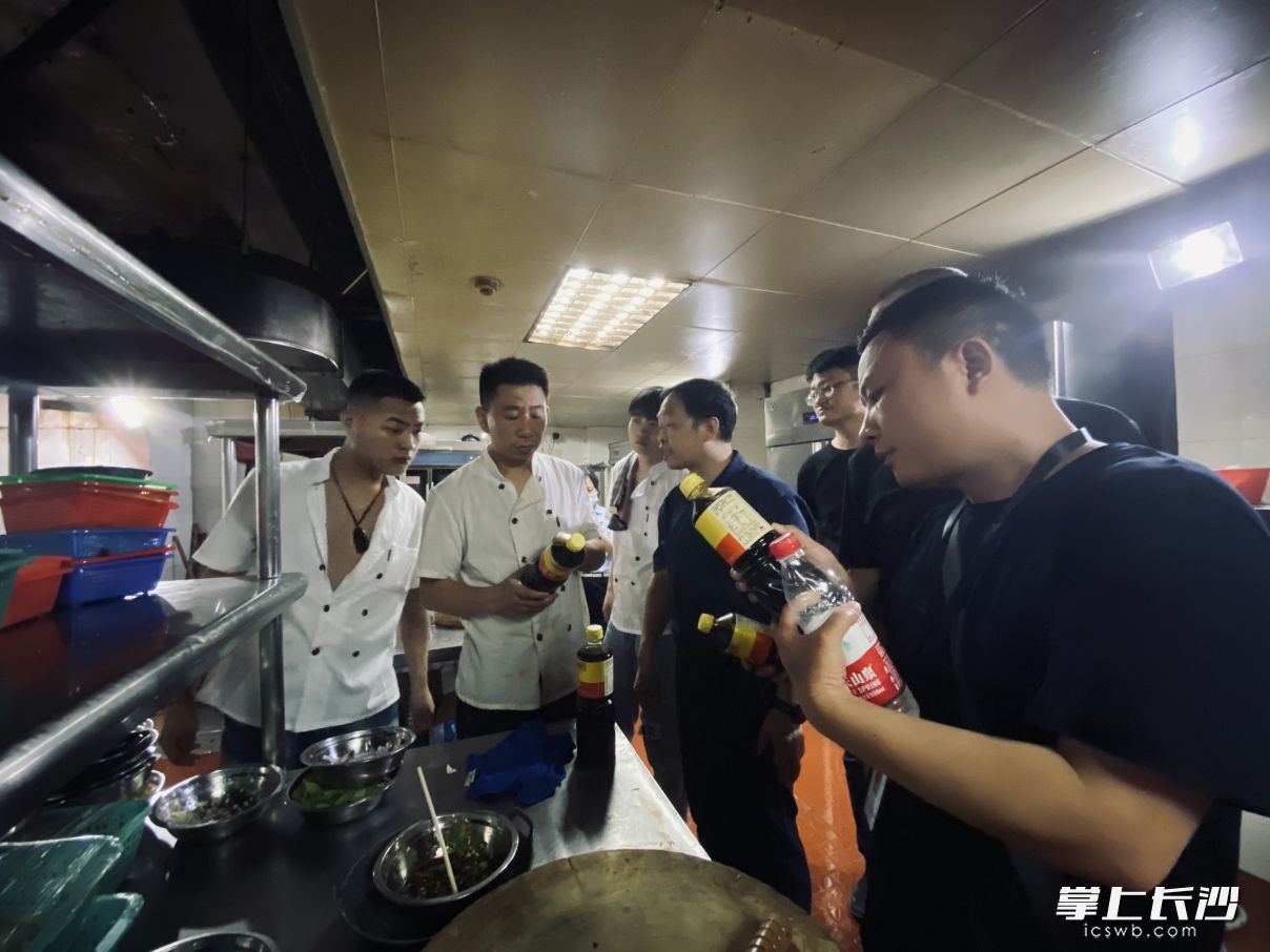 長(zhǎng)沙市市場(chǎng)監(jiān)管局對(duì)湘江兩岸主要觀看焰火區(qū)域內(nèi)的餐飲服務(wù)單位進(jìn)行重點(diǎn)督查,，以確保重大活動(dòng)期間餐飲服務(wù)安全,。  全媒體記者  周輝霞攝