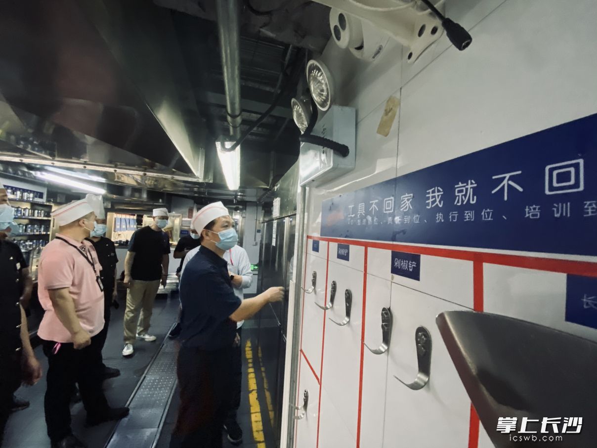 長(zhǎng)沙市市場(chǎng)監(jiān)管局對(duì)湘江兩岸主要觀看焰火區(qū)域內(nèi)的餐飲服務(wù)單位進(jìn)行重點(diǎn)督查,。  全媒體記者  周輝霞攝
