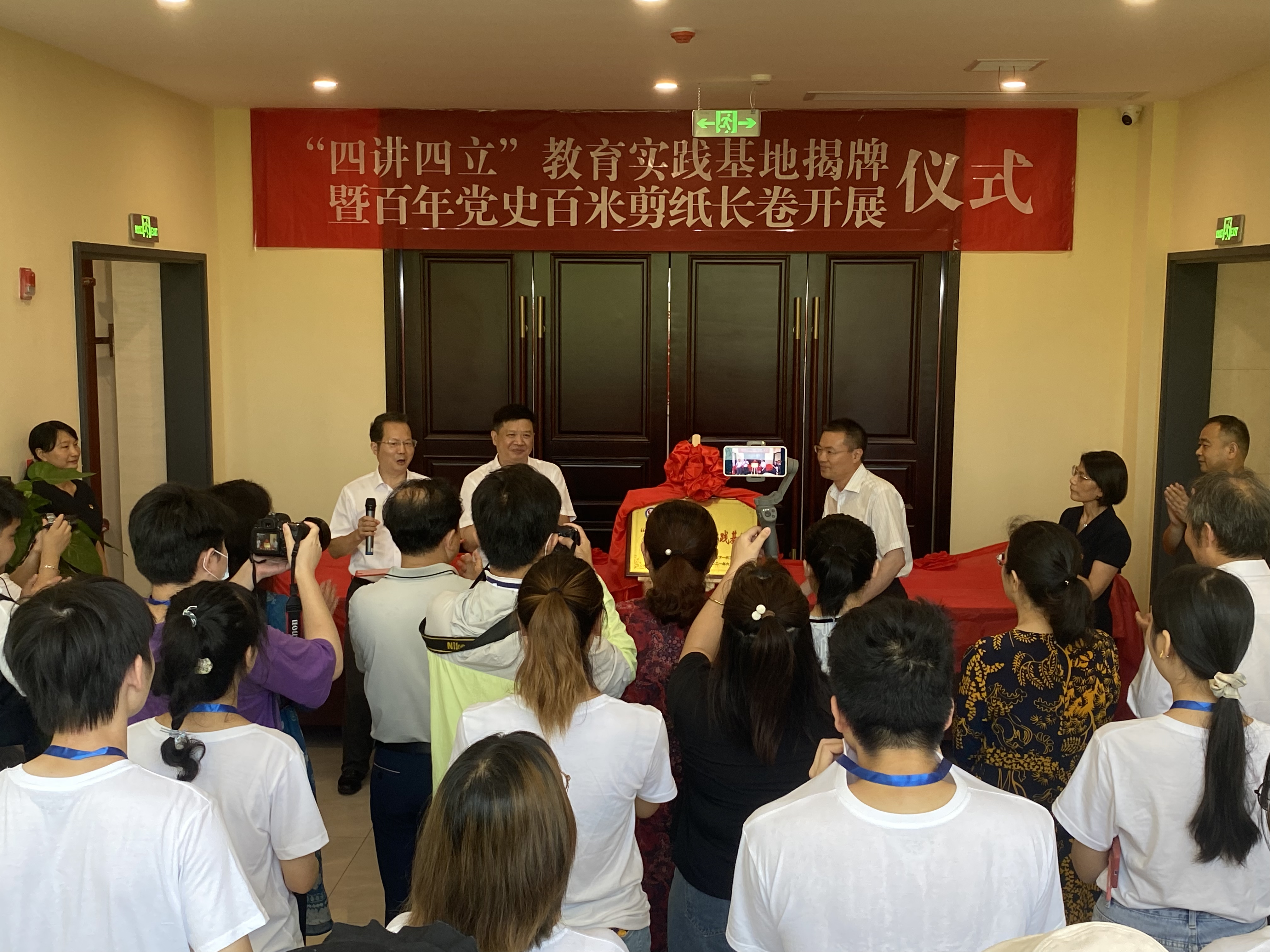 6日,，百年黨史百米剪紙長(zhǎng)卷開展儀式在長(zhǎng)沙黨史館舉行。  均為長(zhǎng)沙晚報(bào)全媒體記者 黎鐵橋 實(shí)習(xí)生 賈皓智 攝影報(bào)道