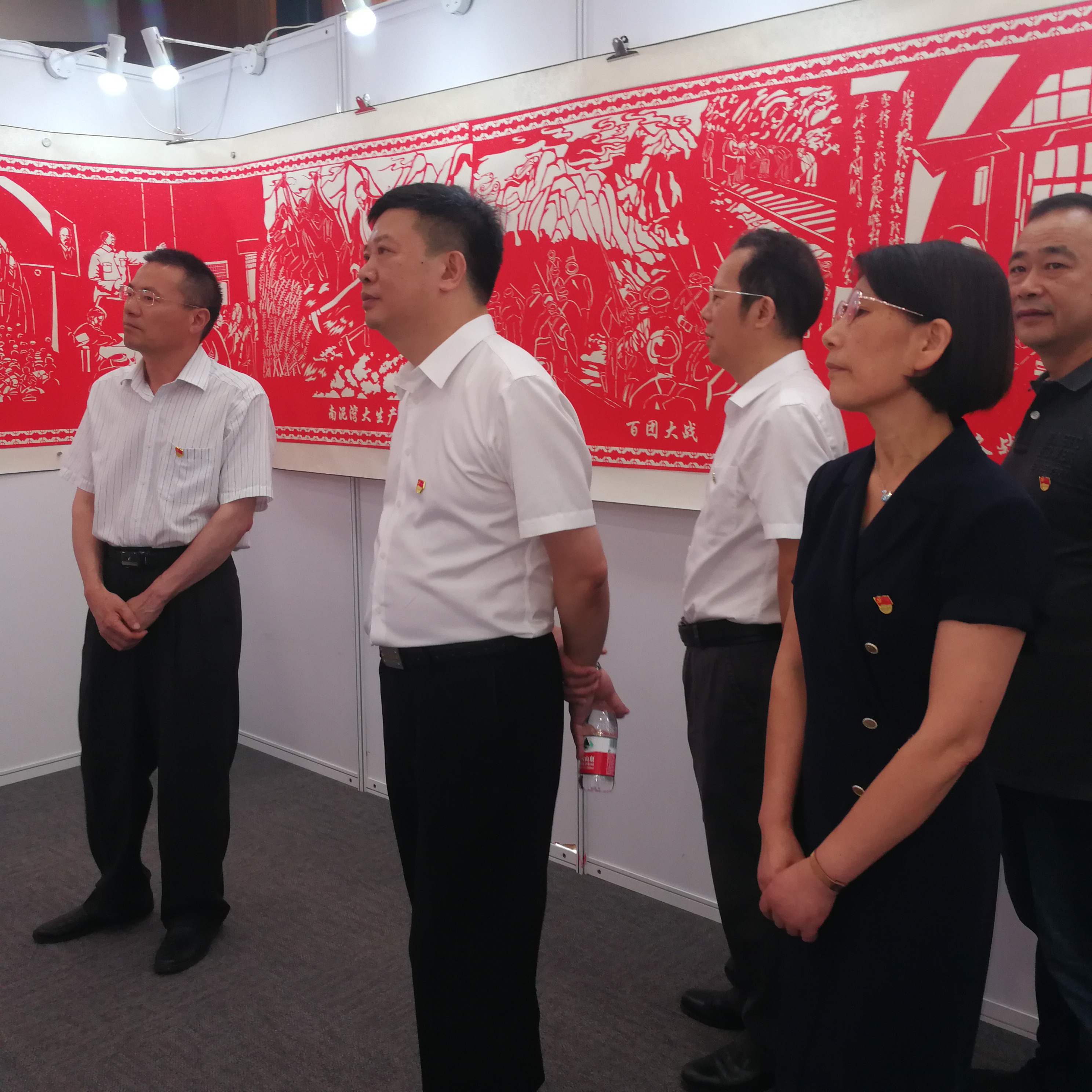 長(zhǎng)沙學(xué)院,、長(zhǎng)沙市委黨史研究室和長(zhǎng)沙黨史館領(lǐng)導(dǎo)在觀看百年黨史百米剪紙長(zhǎng)卷,。 