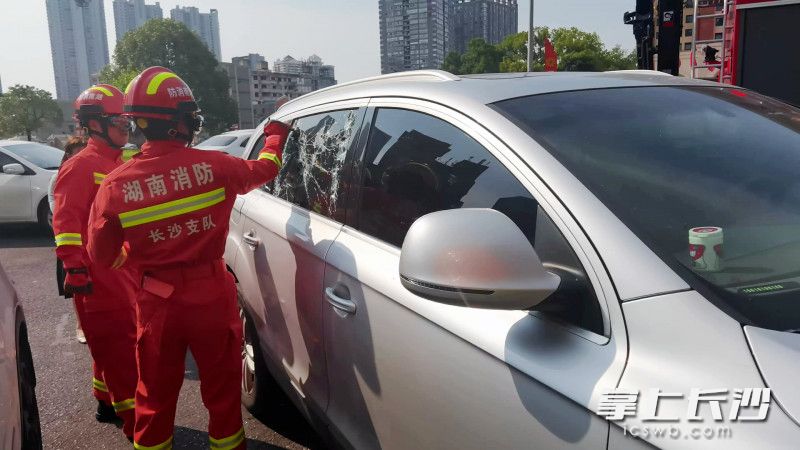 現(xiàn)場,，消防員破拆車窗,，進(jìn)行救援。視頻截圖