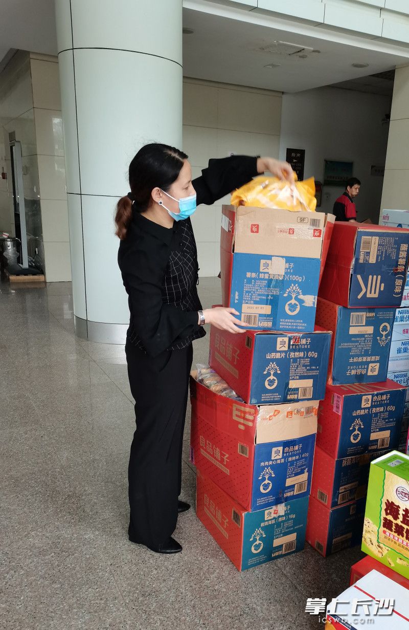 面包,、餅干,、牛奶、飲用水等食物補(bǔ)給送到600多名孩子手中,。均為良品鋪?zhàn)庸﹫D