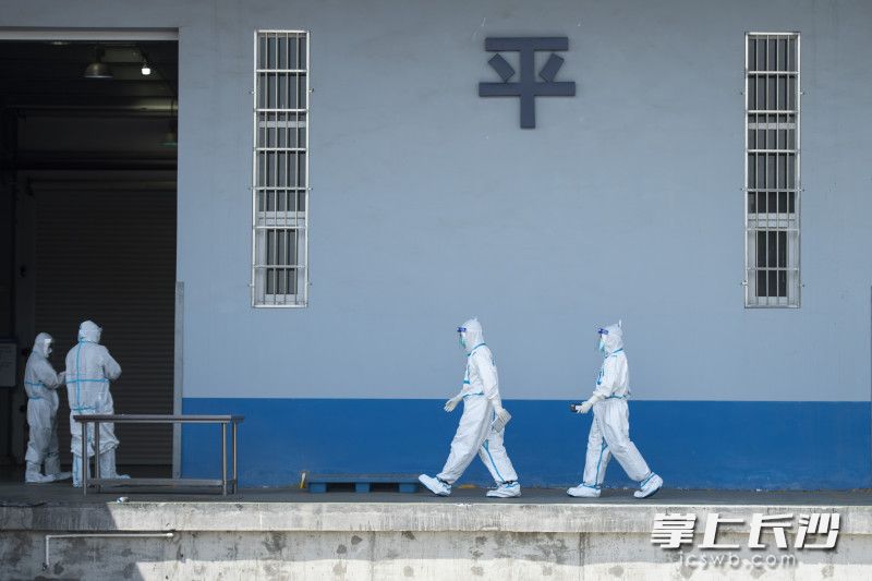 烈日下查驗平臺氣溫高達(dá)四40多度,。