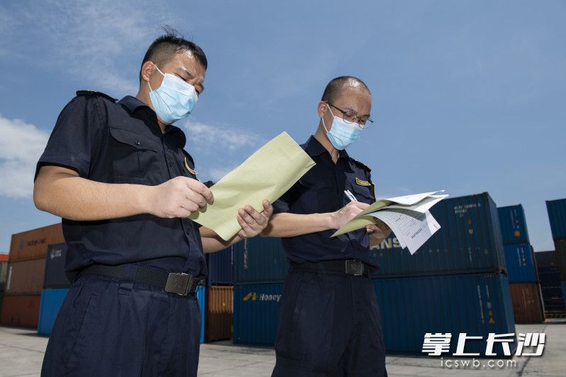 在所有檢查都完成之后,，文玉輝、蔣叢軍已經(jīng)渾身濕透,。均為長沙晚報全媒體記者黃啟晴攝