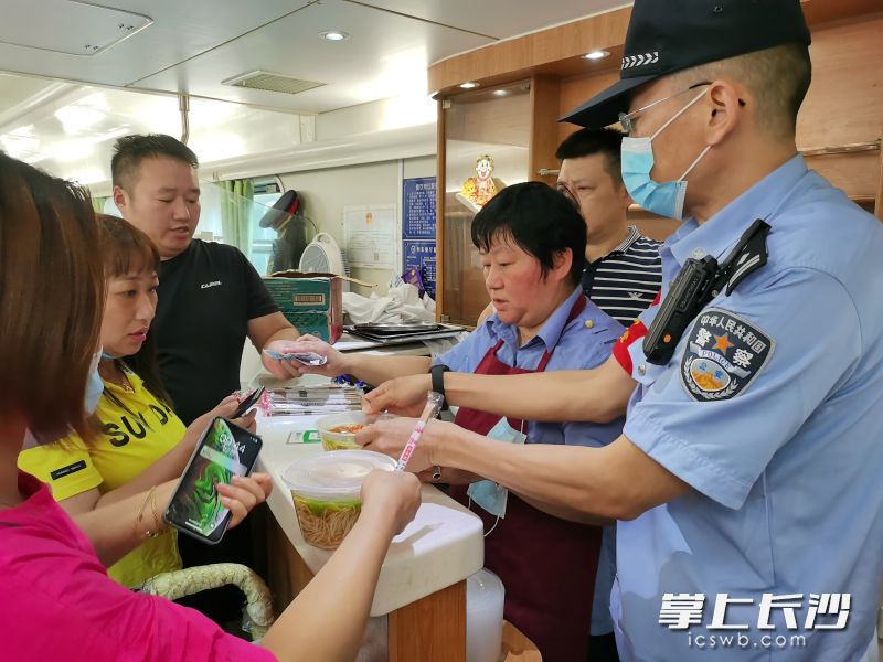 孫宏偉和列車工作人員為旅客們安排飲食,。 受訪者供圖