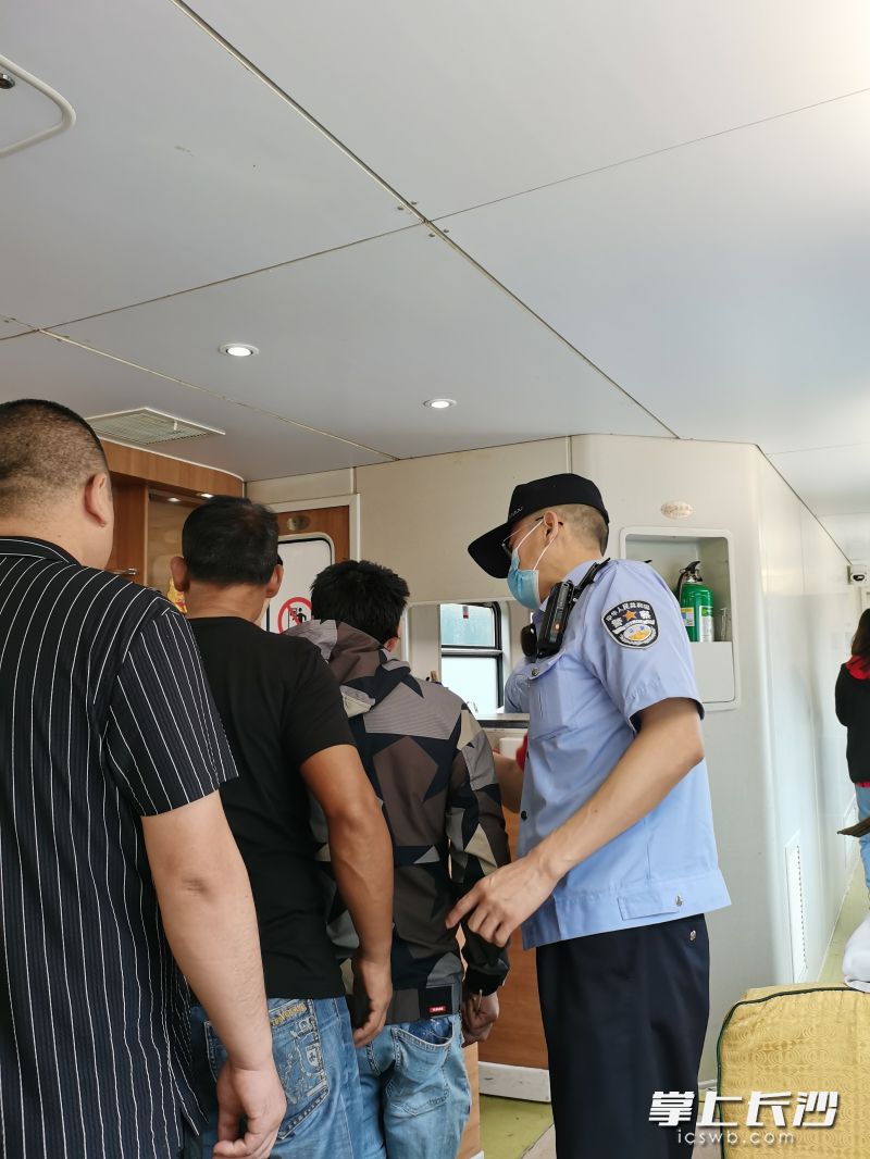 孫宏偉組織旅客們有序排隊(duì)。 受訪者供圖
