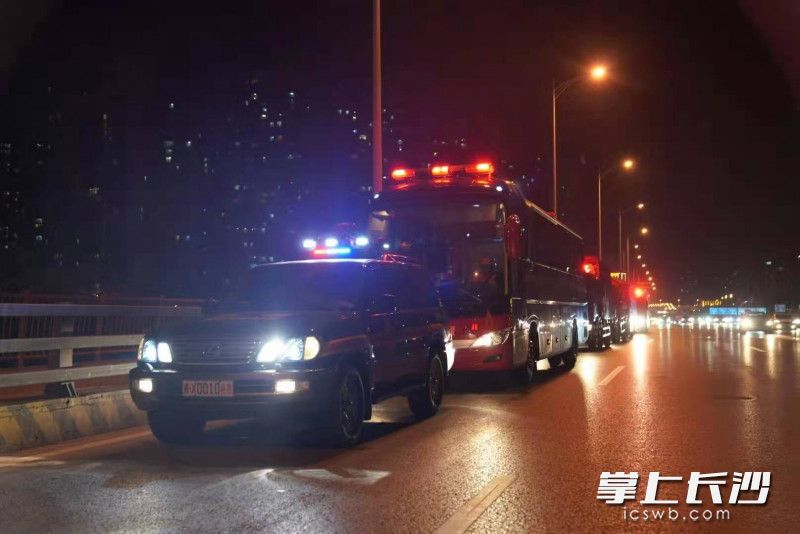 22日晚,，湖南省消防救援隊(duì)伍相關(guān)人員、車輛迅速集結(jié),，連夜赴河南馳援,。均為湖南消防 供圖