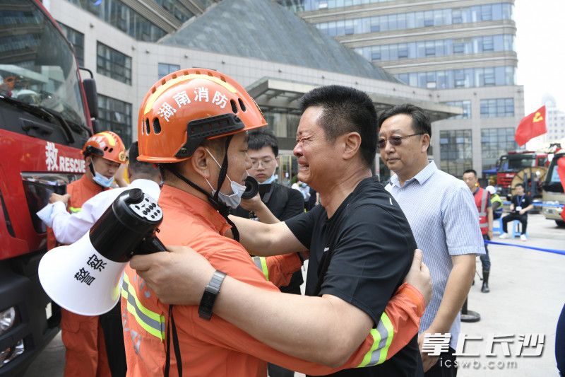 7月24日,，鄭州大學第一附屬醫(yī)院副院長閆新鄭向長沙消防跨區(qū)域增援隊伍表示感謝時，忍不住落淚,。均為長沙晚報通訊員 唐雄杰 供圖