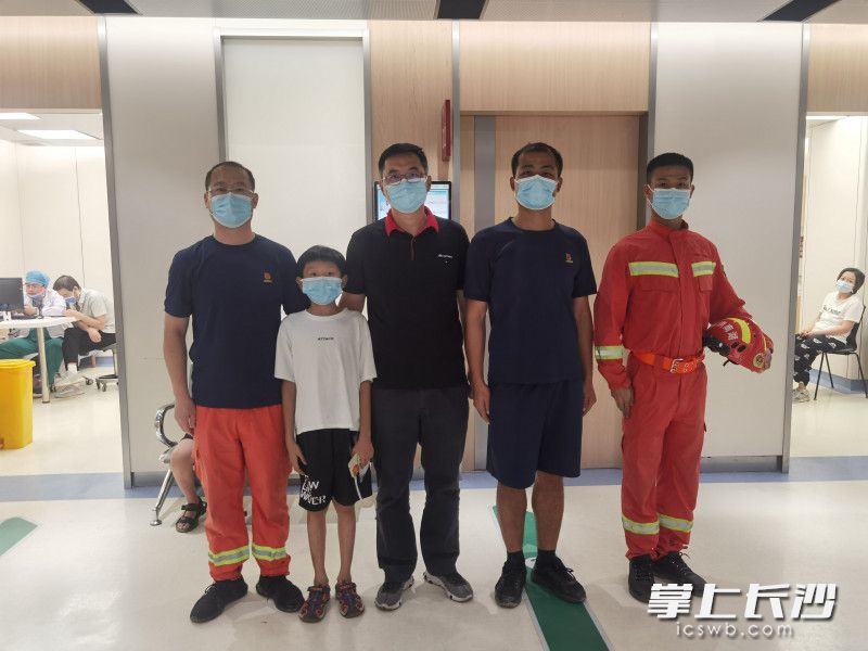 女子丈夫（中）趕到醫(yī)院,，向長沙消防指戰(zhàn)員表達謝意,。