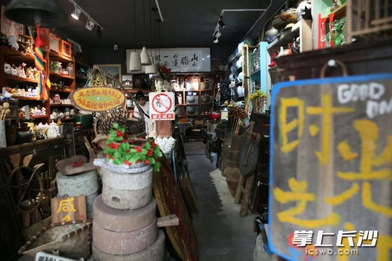 走進(jìn)老物件店如同邁進(jìn)時(shí)光之門,。