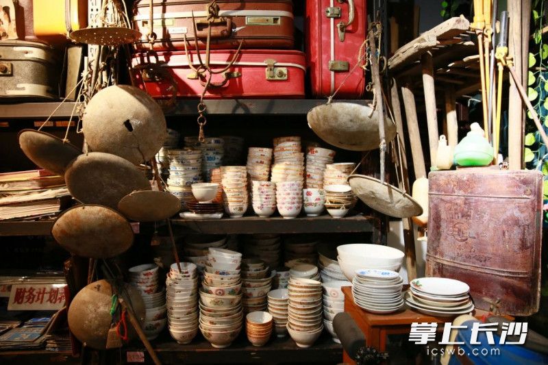 破破爛爛的老物件成了人們回憶過去的導(dǎo)線。