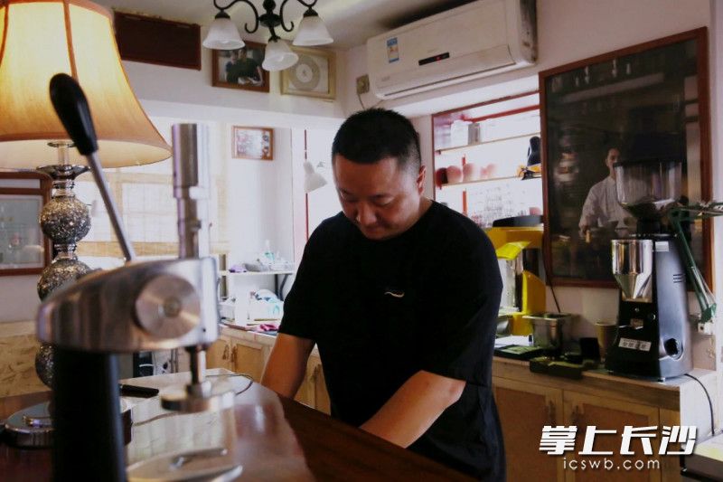 寧鄉(xiāng)子木文創(chuàng)集市主要從事文創(chuàng)項(xiàng)目開發(fā),，老物件收藏等,。這條街，被寧鄉(xiāng)人稱為“特別的街”,。圖片均為長(zhǎng)沙晚報(bào)全媒體記者 賀文兵 通訊員 謝映華 攝影報(bào)道