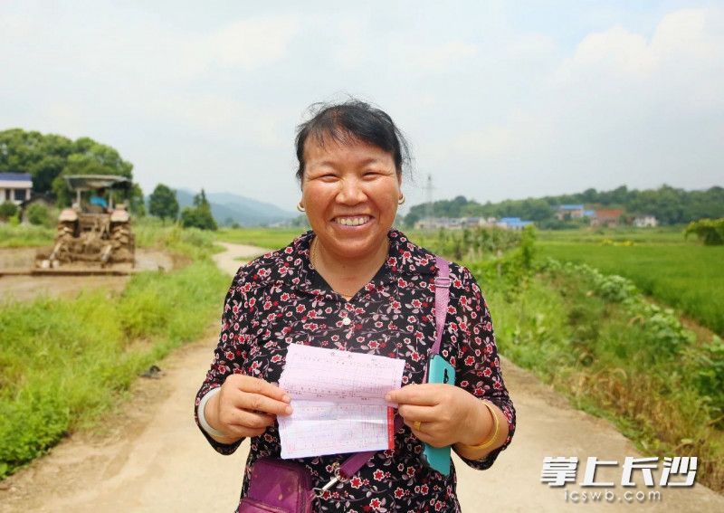 “目前,，45噸稻谷變成了現(xiàn)金,?！敝芷较隳樕涎笠缰S收的喜悅。圖片均為長沙晚報全媒體記者 賀文兵 通訊員 周思慧 攝影報道
