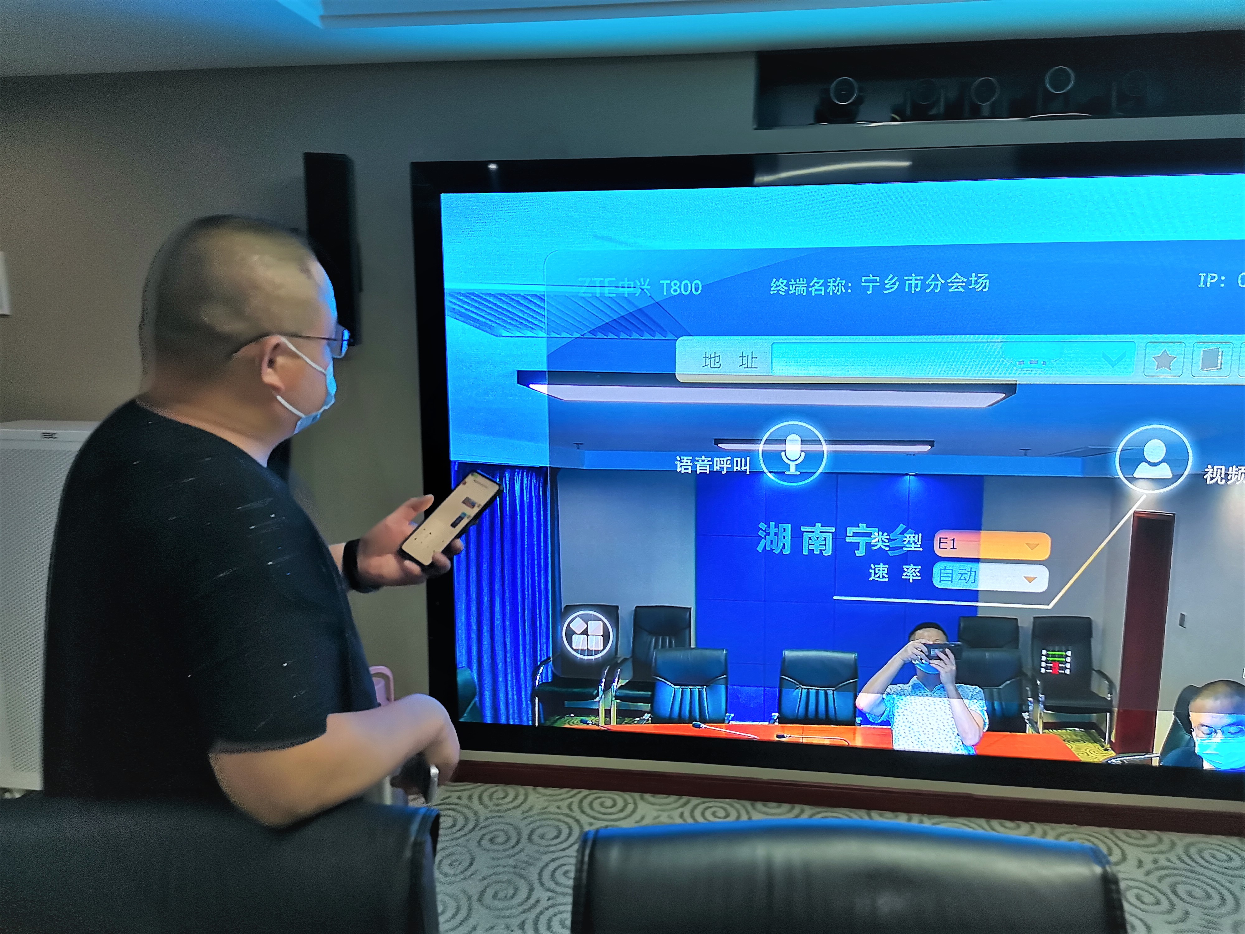 為確保省市關(guān)于防疫工作的各項(xiàng)要求和舉措在第一時(shí)間落實(shí)到位,，寧鄉(xiāng)市數(shù)據(jù)資源中心工作人員對(duì)每次視頻會(huì)議全程值守,，做好技術(shù)保障。受訪方供圖