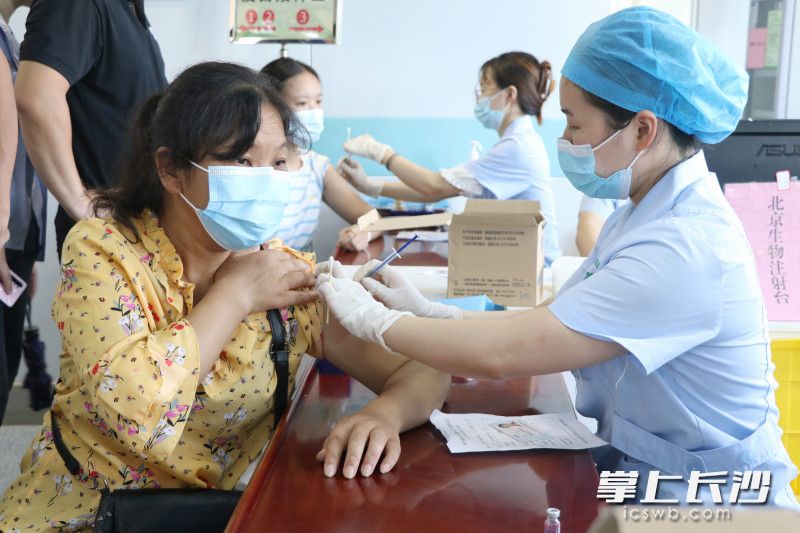 截至7月31日,，長(zhǎng)龍街道已完成接種人數(shù)達(dá)88144人,。 長(zhǎng)沙晚報(bào)全媒體記者 周游 通訊員 阮霖浩 攝