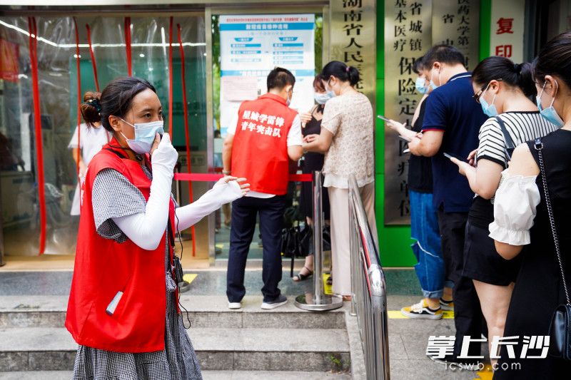 8月3日下午，在荷花園街道社區(qū)衛(wèi)生服務(wù)中心門前,，星城學(xué)雷鋒志愿者們正在勸導(dǎo)準(zhǔn)備接受疫苗的市民有序排隊(duì),。均為長(zhǎng)沙晚報(bào)全媒體記者 周數(shù)邑 攝