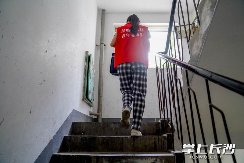 志愿者張貼“防疫安全通知”，一天行走2萬(wàn)步,。