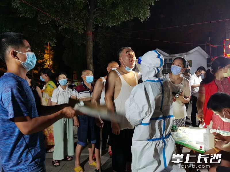 30多個小時,，寧鄉(xiāng)出動700多名醫(yī)衛(wèi)人員,，做完了38萬多人次的核酸檢測取樣,。通訊員 章雅麗 攝
