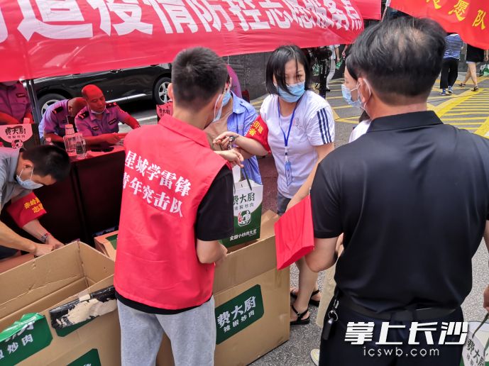 市星城學雷鋒志愿服務發(fā)展中心青年志愿者將愛心企業(yè)捐贈的150份愛心餐送到天心區(qū)赤嶺路街道乾城嘉園小區(qū)一線工作人員手中 。