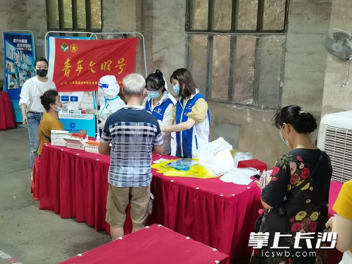 中房集團湖南分公司青年志愿者們分批分時段奔赴新開鋪街道各駐守點,，助力新開鋪街道5個社區(qū)及2個村約10萬常駐人口全員檢測，累計服務時長480小時,。