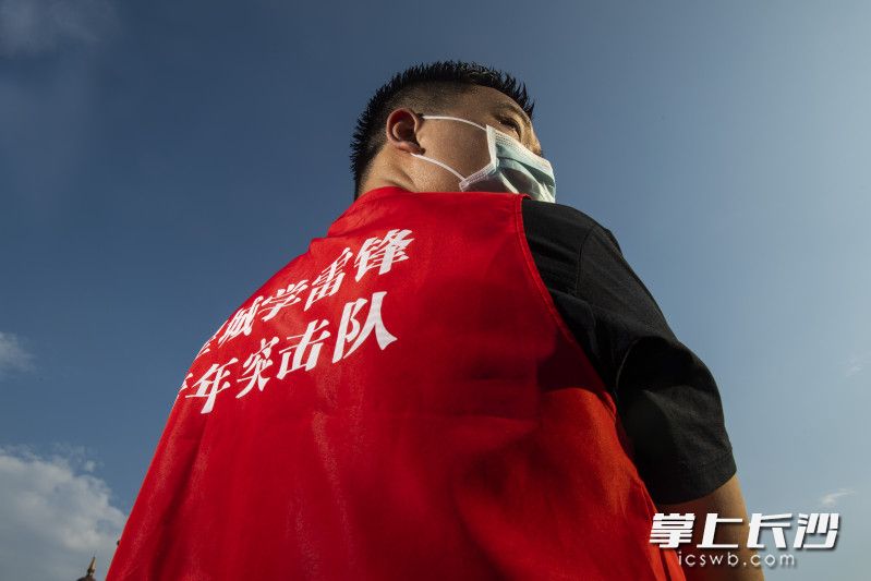 98年出生的高飛巖是長沙“星城學(xué)雷鋒 青年突擊隊(duì)”的隊(duì)員,，在烈日下他正將愛心物資搬運(yùn)到車上,。圖片均為 長沙晚報(bào)全媒體記者 黃啟晴 攝