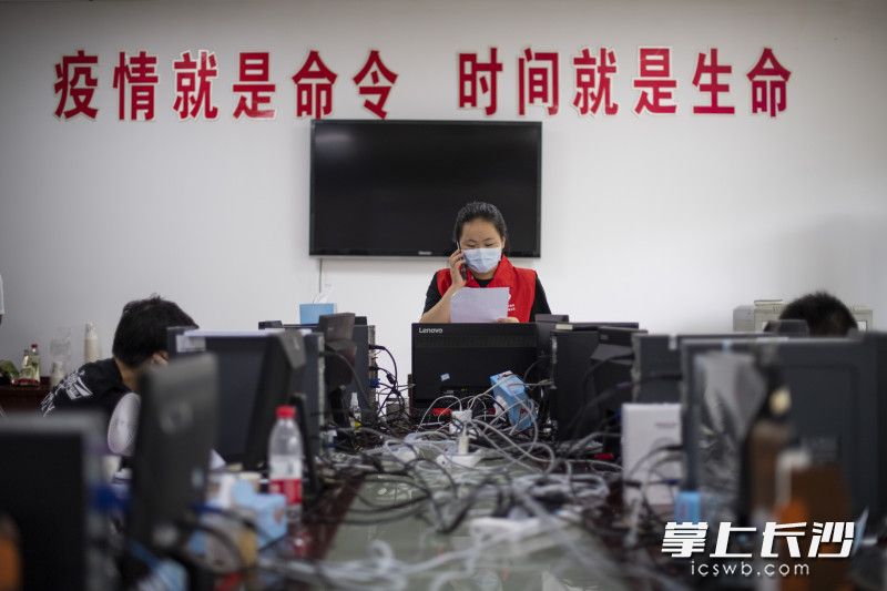 中午12點(diǎn)20分，在天心區(qū)疾控中心,，陳子怡在幫忙進(jìn)行數(shù)據(jù)錄入和進(jìn)行流調(diào),。今年19歲的陳子怡今年大一，原本來長沙打暑假工,，發(fā)生疫情之后,，她報(bào)名加入了突擊隊(duì)。