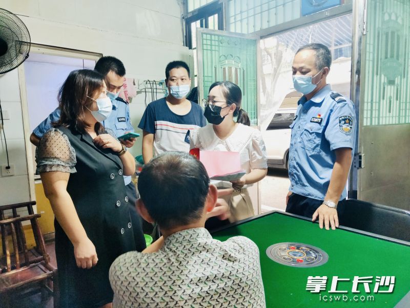 棋牌室老板配合社區(qū),，疫情期間關(guān)停歇業(yè)。通訊員 周羽洋 供圖