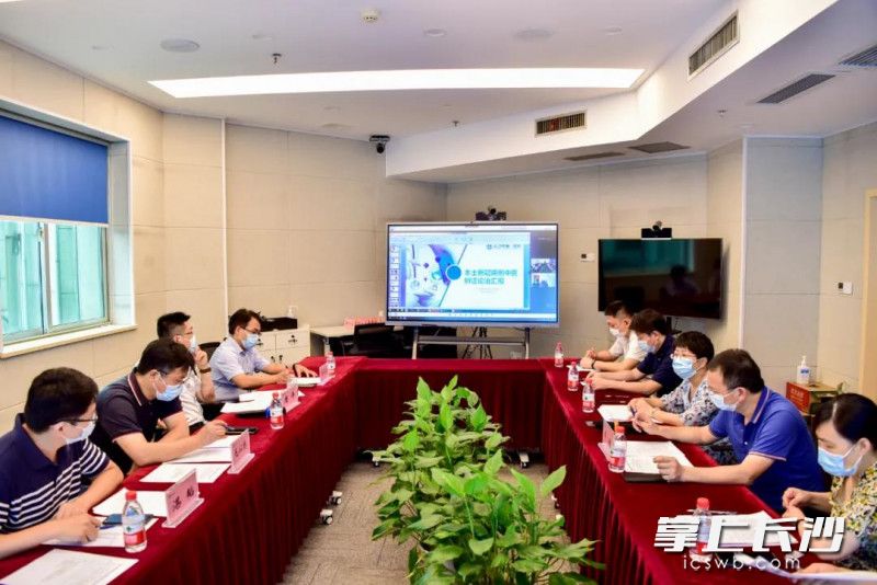 與會(huì)專家在討論《長沙市新冠肺炎中醫(yī)藥診療專家共識(shí)》的方案,。由醫(yī)院供圖
