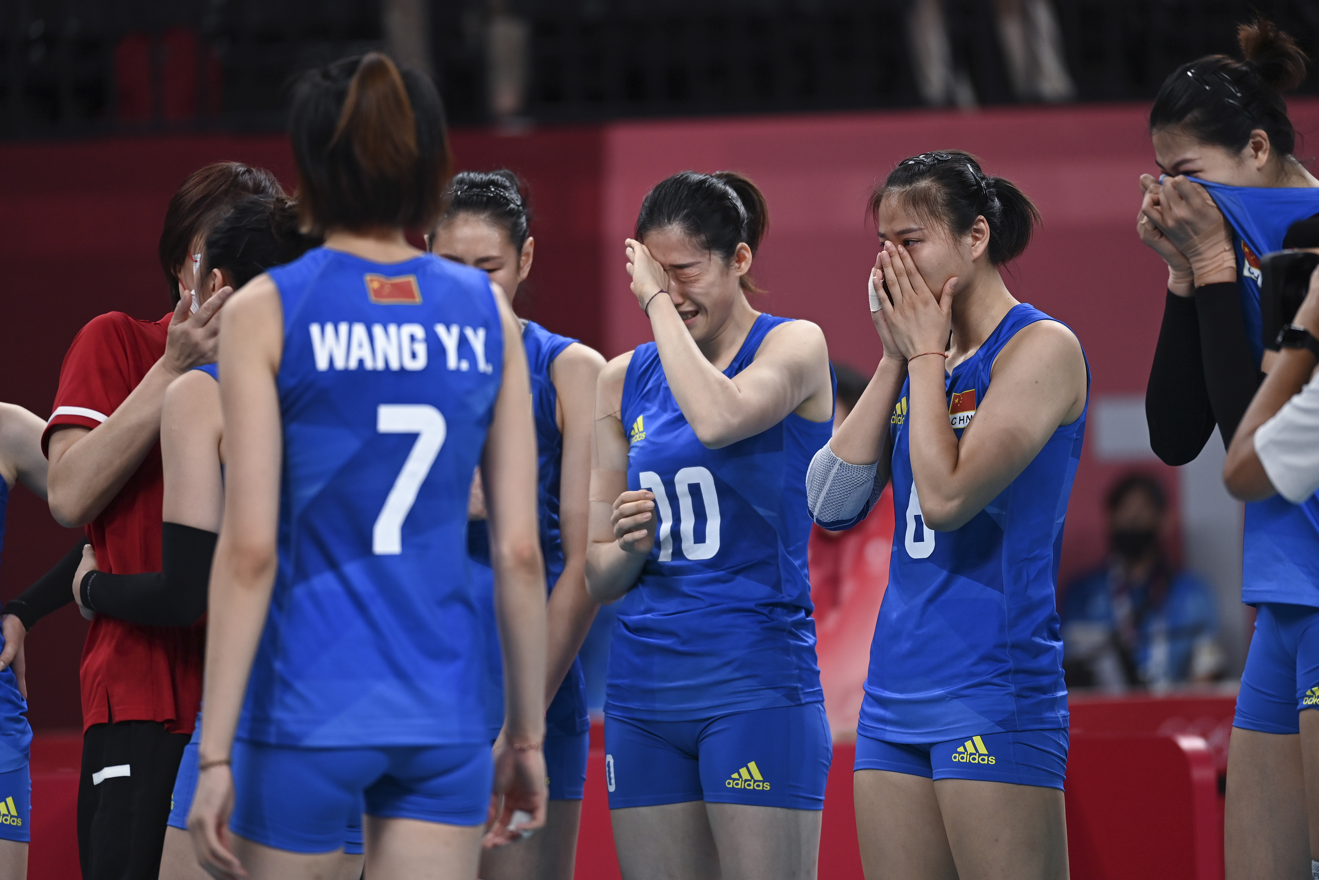 結(jié)束小組賽爭奪，中國女排隊員淚灑賽場,。均為新華社發(fā)