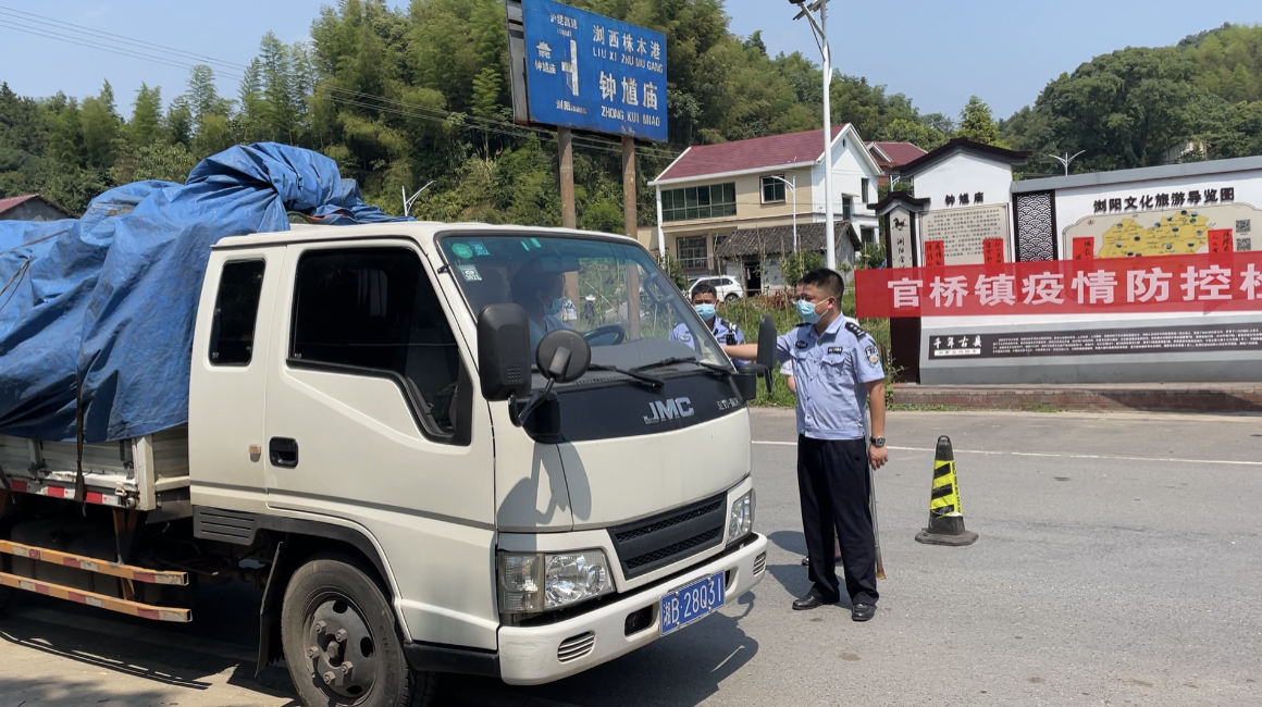 官橋鎮(zhèn)工作人員正對來往車輛及司乘人員排查登記，嚴(yán)格核查“雙碼”,、測溫,。