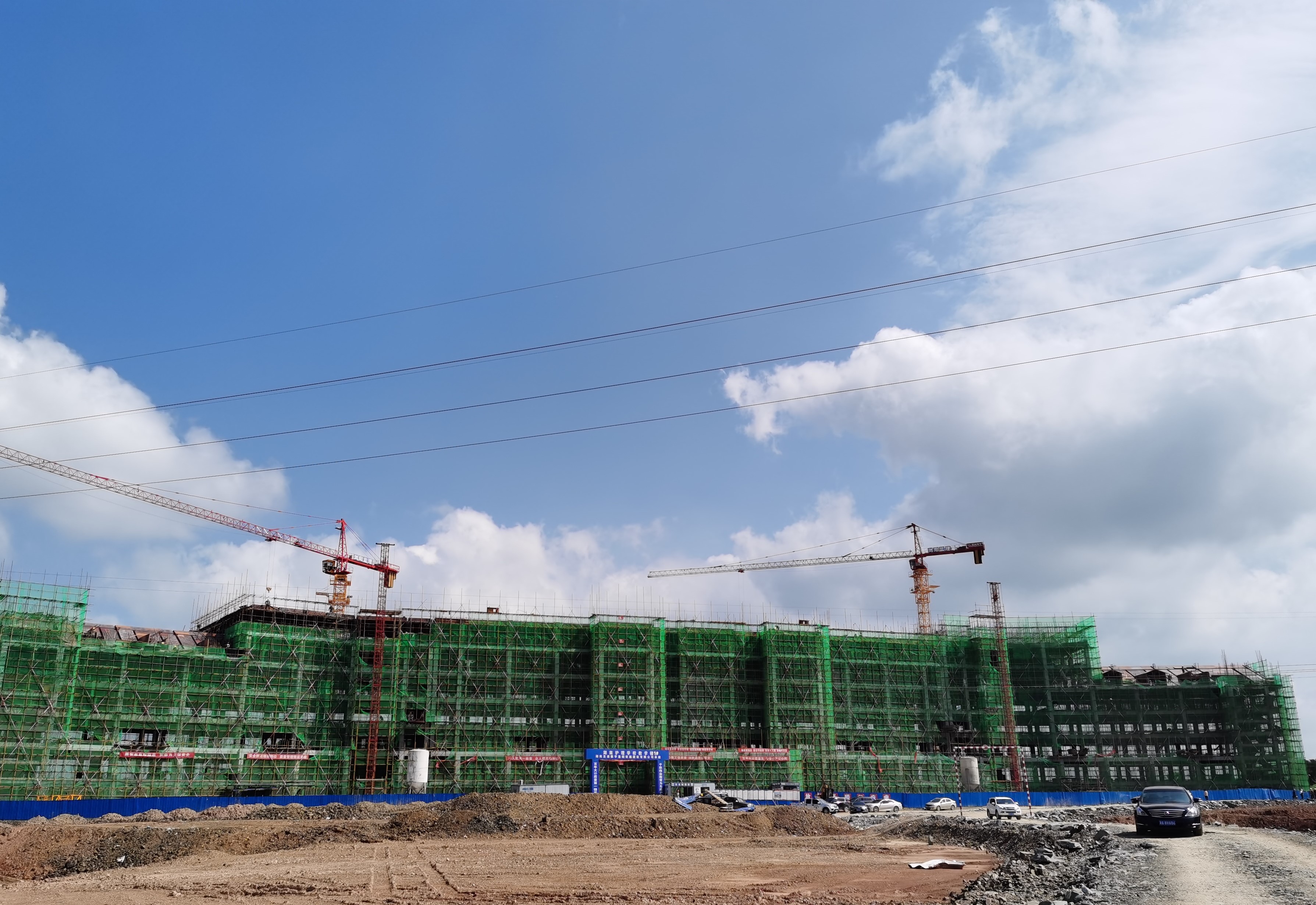 湖南護(hù)理學(xué)校瀏陽校區(qū)是瀏陽布局大專類院校建設(shè)發(fā)展的重要項目,，目前正實施封閉管理，項目建設(shè)有序推進(jìn),。 