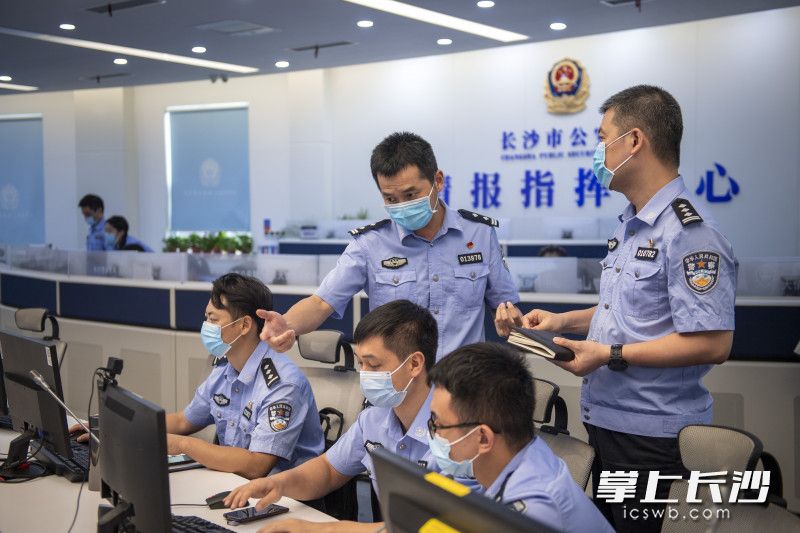 長(zhǎng)沙市公安局的民警正在進(jìn)行涉疫數(shù)據(jù)核查。 長(zhǎng)沙晚報(bào)全媒體記者 郭雨滴 攝